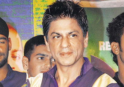 Shahrukh Khan promises to quit smoking, this time after Don 2
